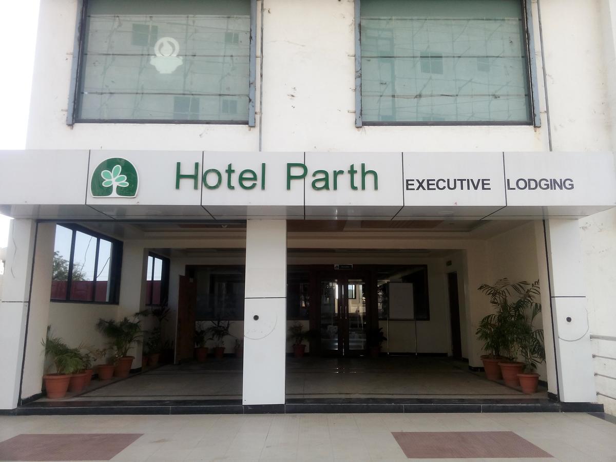 Lātūr Hotel Parth Executive المظهر الخارجي الصورة