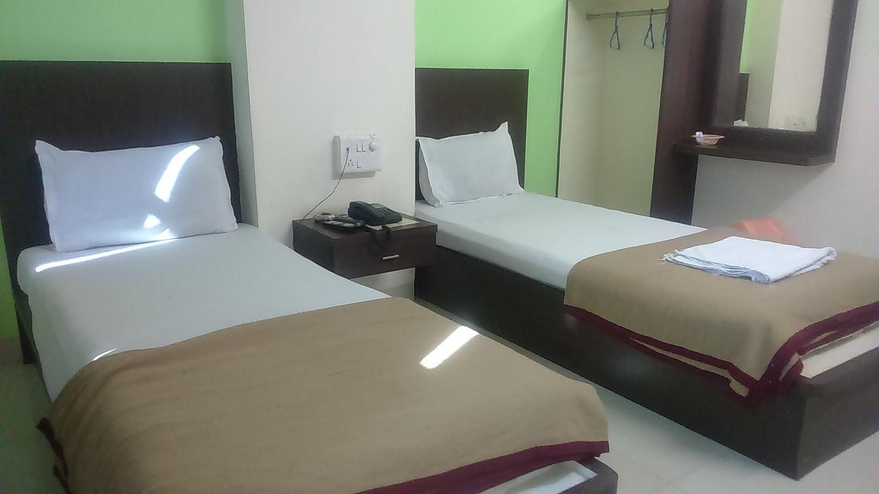 Lātūr Hotel Parth Executive المظهر الخارجي الصورة