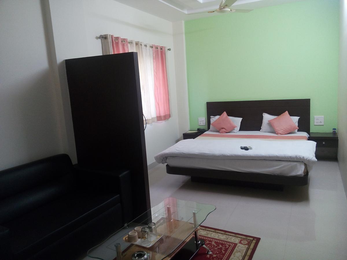 Lātūr Hotel Parth Executive المظهر الخارجي الصورة
