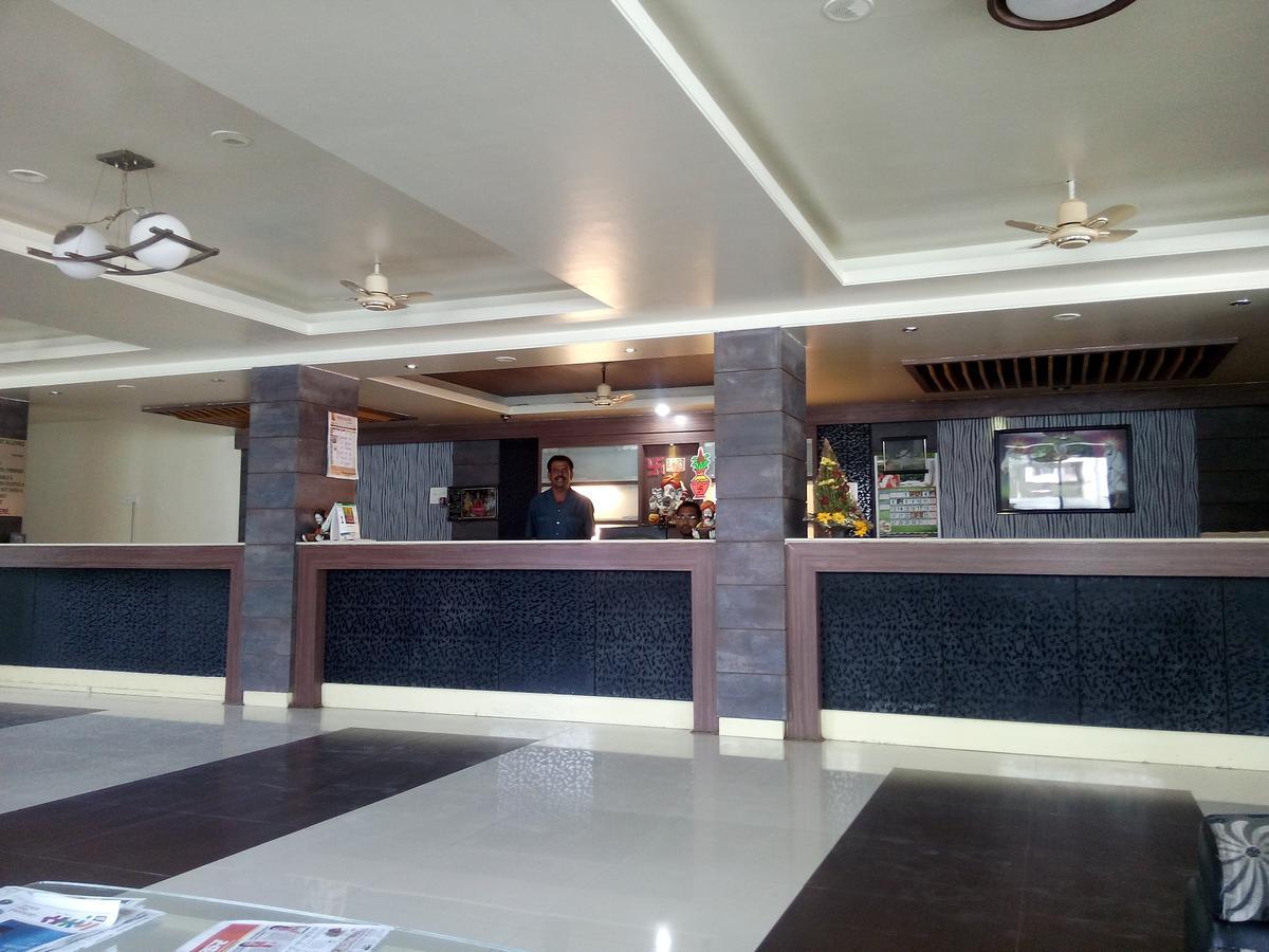 Lātūr Hotel Parth Executive المظهر الخارجي الصورة