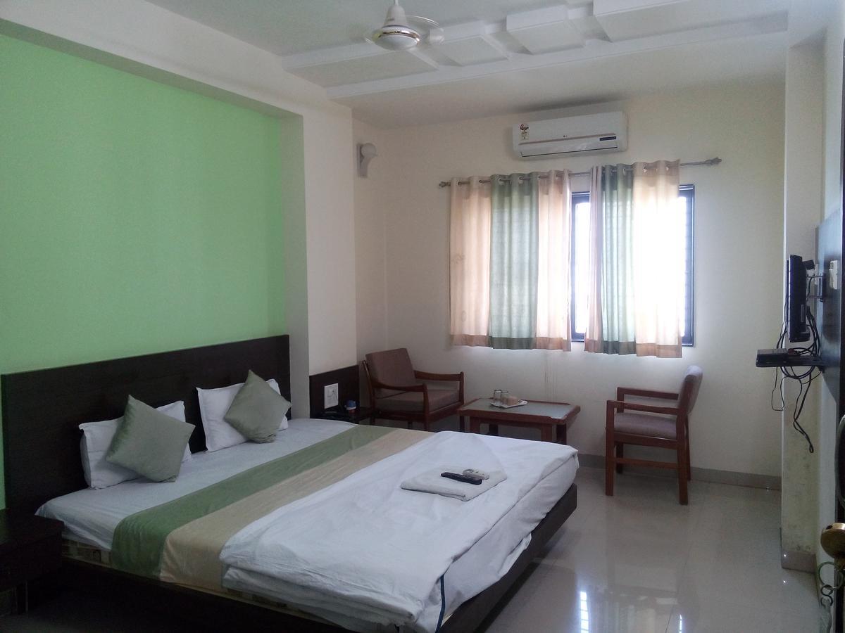Lātūr Hotel Parth Executive المظهر الخارجي الصورة